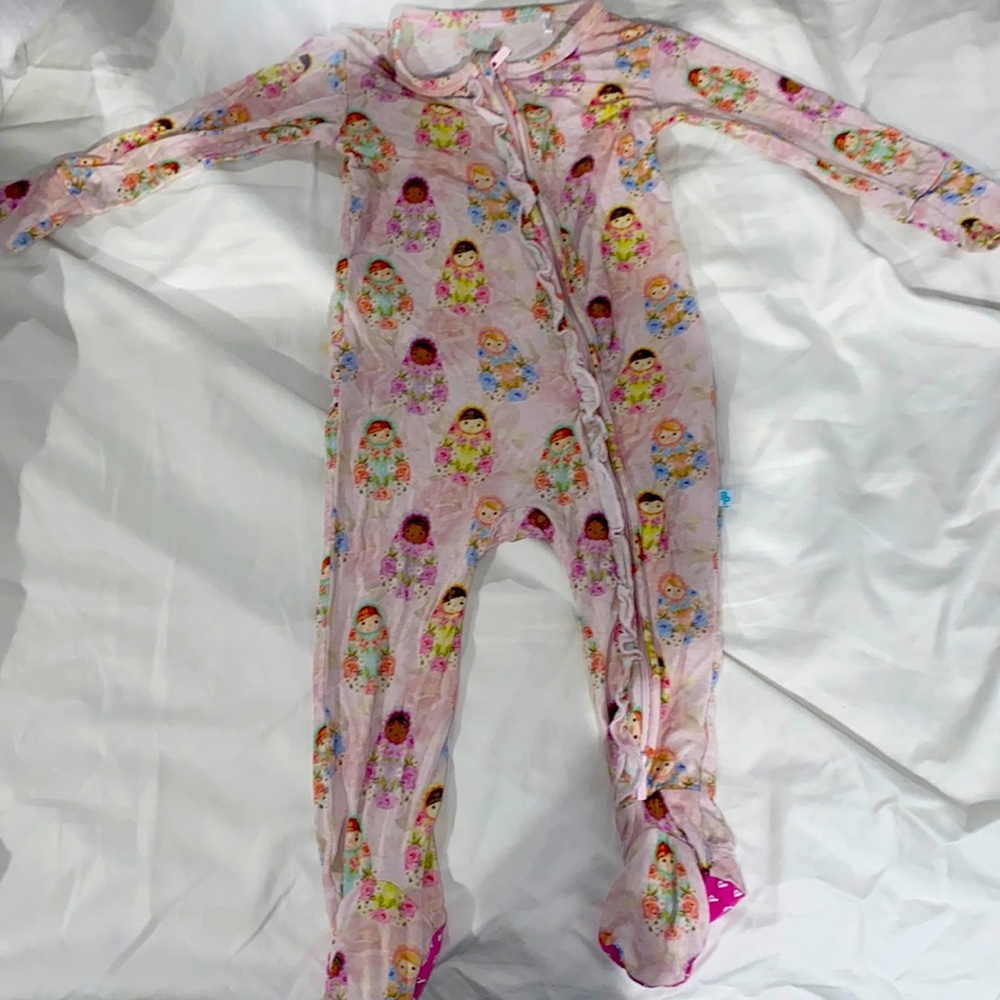 Posh peanut 12-18m footie EUC